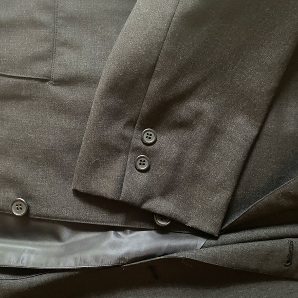 Brooks Brother’s Two Piece Suit - Dark Gray 100% Wool. - Picture 6 of 11